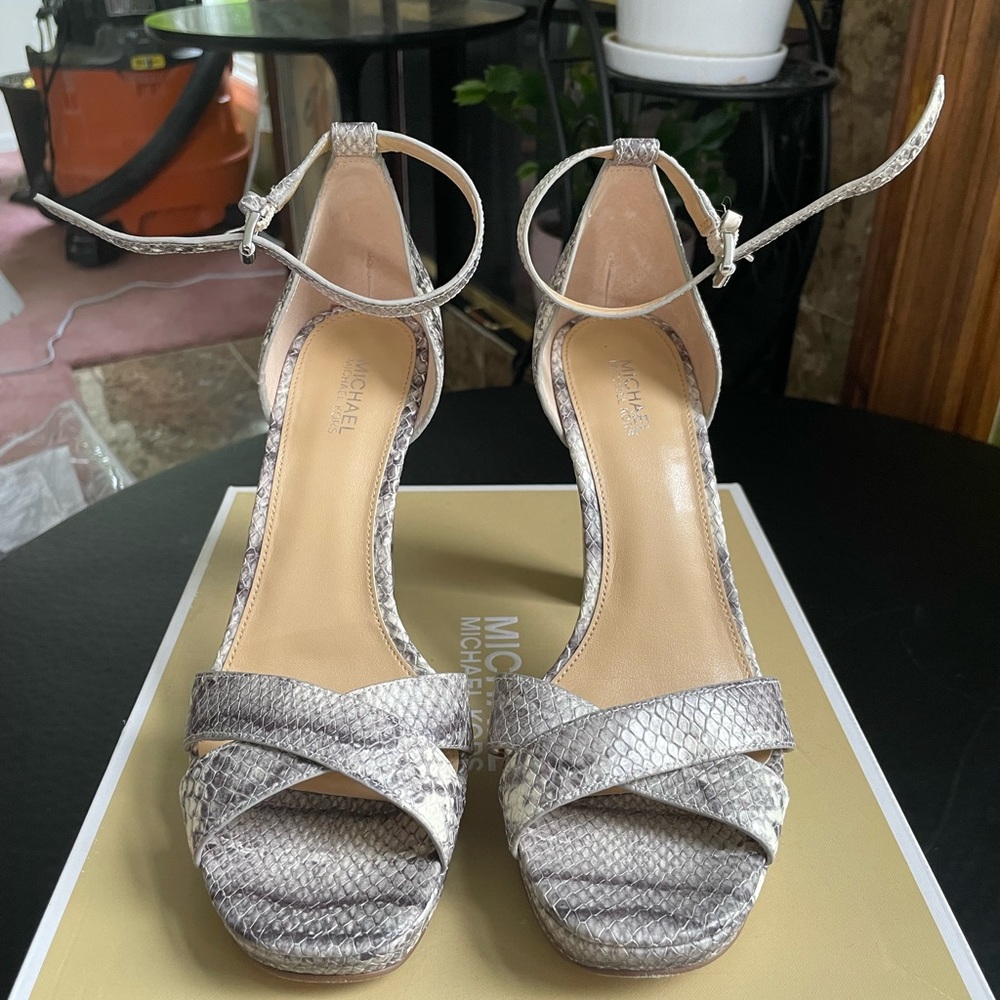 Michael Kors size 7.5 leather heels